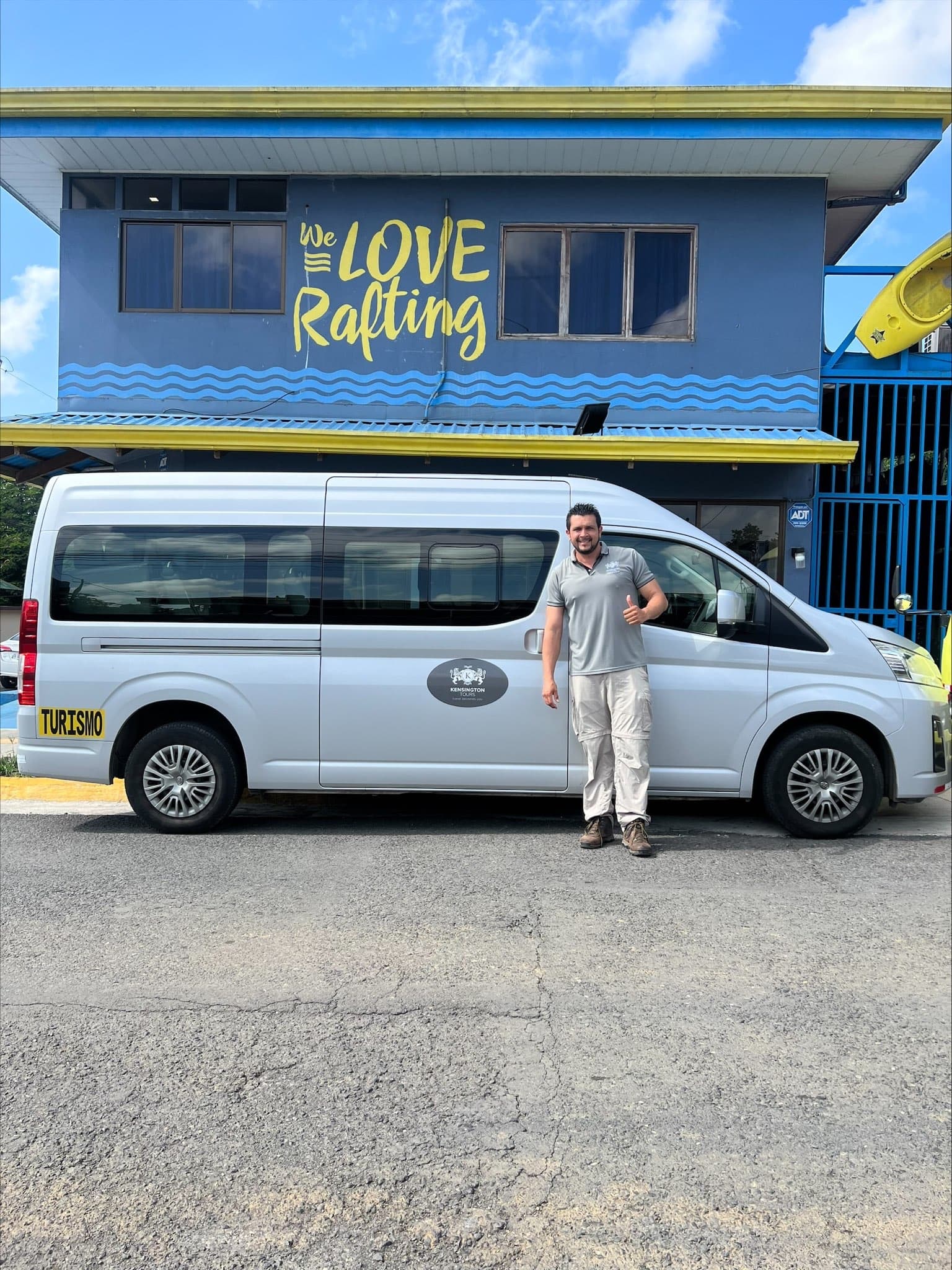 Toyota Hiace de transporte turístico documentada por M&S Travel en La Fortuna