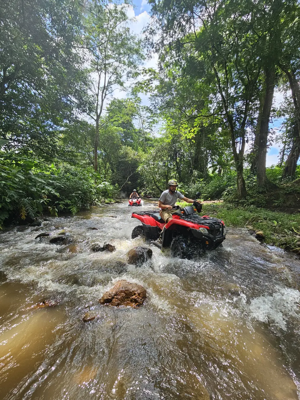 ATV recorriendo un sendero de lodo en la selva de Arenal